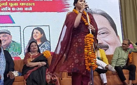 लखनऊ के सहारा स्टेट में दशहरे पर कवि सम्मेलन:रावण दहन के बाद साहित्य और संगीत की महफिल सजी, 26 साल से जारी परंपरा