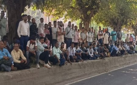 लखनऊ में एम्बुलेंस टेक्नीशियन का धरना:GVK EMRI ऑफिस के बाहर जुटे कई हजार टेक्नीशियन, कहा- डिप्टी सीएम की भी नहीं सुन रहे