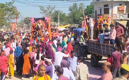 बलरामपुर में सैकड़ों दुर्गा प्रतिमाएं विसर्जन के लिए रवाना:डीएम-एसपी ने भगवा ध्वज दिखाकर किया विदा, जयकारों से गूंजा शहर