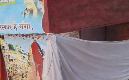 ददरीघाट पर टूटे चेंजिंग रूम में कपड़े बदल रहीं महिलाएं:गंदगी और क्षतिग्रस्त चेंजिंग रूम से श्रद्धालु परेशान
