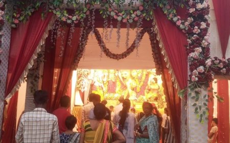 भक्ति, भव्यता और बंगाली परंपरा का संगम:बलिया में अष्टमी पर देवी मंदिरों से पूजा पंडालों तक उमड़ा आस्था का सैलाब