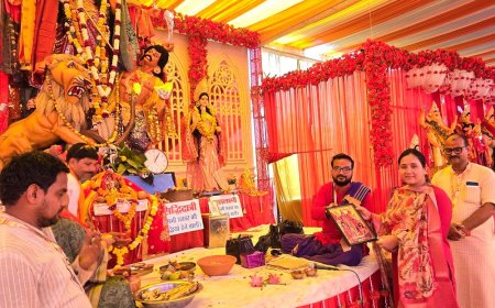 कन्नौज के दुर्गा उत्सव में रंगोली प्रतियोगिता:सन्मार्ग समिति पंडाल उमड़ी भीड़, स्कूली बच्चों ने दिखाई कला प्रतिभा