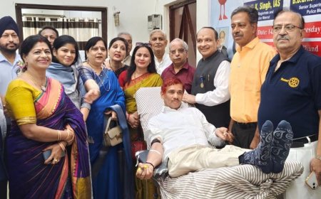 मेरठ में स्वैच्छिक रक्तदान शिविर आयोजित:पंडित नानक चंद सभागार में अधिवक्ताओं और नागरिकों ने किया रक्तदान