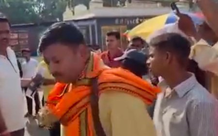 विहिप के दो पदाधिकारी पुतला जलाने पर भिड़े:ललितपुर में प्रदर्शन के दौरान नोकझोंक, जिला मंत्री ने संगठन मंत्री को पुतला जलाने से रोका