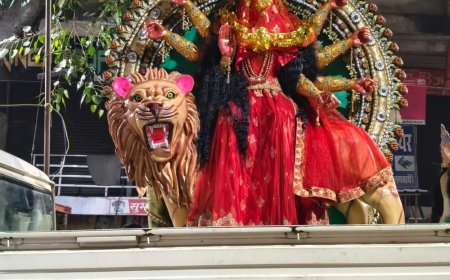 दुर्गा पूजा की धूम, पंडालों में मां की प्रतिमाएं स्थापित:सुल्तानपुर में डीजे की धुन पर नाचे भक्त, सुरक्षा के लिए पुलिस तैनात