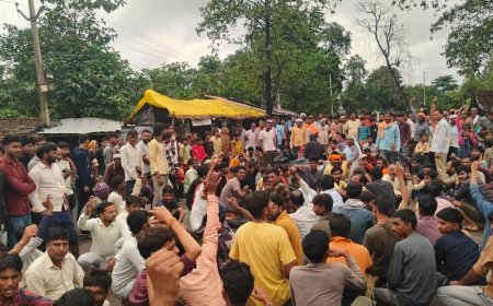 नितेश हत्याकांड में शव सड़क पर रखकर जाम लगाया:सीतापुर में सीओ के आश्वासन पर एक घंटे बाद हटे