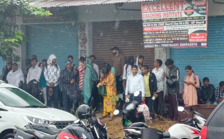 बारिश के बीच PET परीक्षा देने पहुंचे अभ्यर्थी:मऊ के 14 केंद्रों पर दो पालियों में 12,480 परीक्षार्थी शामिल