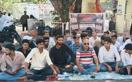 LU में धरनारत एक और छात्र की बिगड़ी तबीयत:हॉस्टल आवंटन का 13 दिन से कर रहे विरोध, पूर्व छात्रसंघ अध्यक्ष ने भी दिया समर्थन