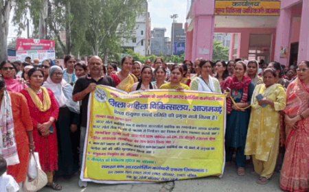 2 महीने से वेतन नहीं मिलने पर जताई नाराजगी:आजमगढ़ में NHM कर्मचारियों का CMO ऑफिस के बाहर धरना, कार्य बहिष्कार