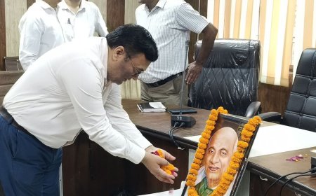 सीएमओ कार्यालय में मनाई गई सरदार पटेल की जयंती:बहराइच में अधिकारियों और कर्मचारियों ने दी श्रद्धांजलि, याद किया योगदान