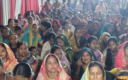 चंदौली में रातभर गूंजे मां भगवती के जयकारे:श्रीराम जानकी शिवमठ मंदिर परिसर में भजन संध्या का आयोजन, झूमे श्रद्धालु
