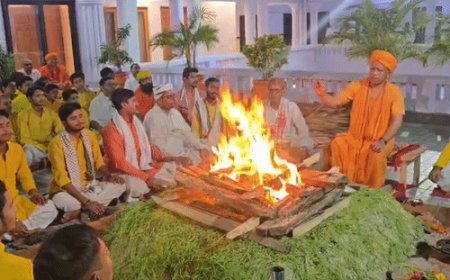 गोरखनाथ मंदिर में CM योगी ने की महानिशा पूजा:2 घंटे से ज्यादा चला अनुष्ठान, प्रदेश की सुख-समृद्धि के लिए किया हवन