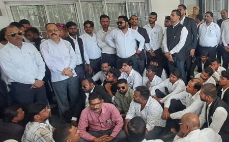 बलरामपुर में अधिवक्ताओं का प्रदर्शन, धरने पर बैठे:ज्ञापन लेने के बजाय डीएम के चले जाने का आरोप, माफी मांगने की मांग