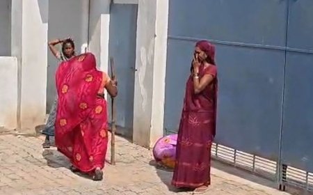 फैक्ट्रियों के दूषित पानी से फसल बर्बाद होने का आरोप:उन्नाव में लाठी-डंडे लेकर फैक्ट्री गेट पर पहुंचीं किसान महिलाएं