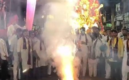 गोंडा में 500 से अधिक दुर्गा प्रतिमा विसर्जित:मोबाइल की रोशनी में विसर्जित की प्रतिमाएं, श्रद्धालुओं को हुई परेशानी