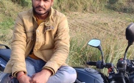 खड़े डंपर में घुसी वैन चालक की मौत:जालौन में सवारियां छोड़कर लौट रहा था युवक, केबिन में फंसे ड्राइवर को पुलिस ने निकाला
