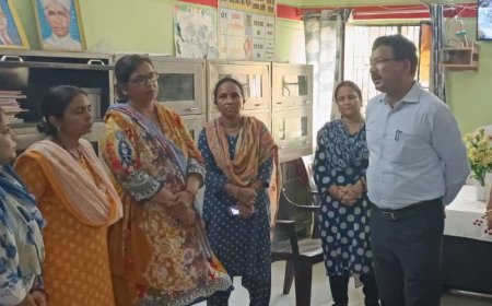 कस्तूरबा विद्यालय में डीएम ने छात्राओं से पहाड़े सुने:कम उपस्थिति पर वार्डेन से मांगा स्पष्टीकरण, शिक्षा गुणवत्ता सुधारने के निर्देश