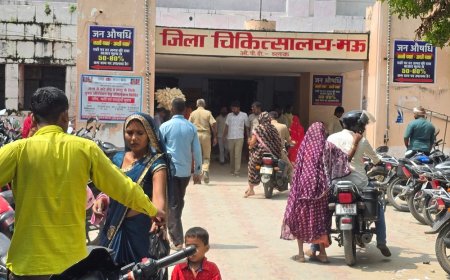 मऊ जिला अस्पताल में मरीजों की भीड़ बढ़ी:एक दिन में 1000 से ज्यादा ने कराया रजिस्ट्रेशन; CMO ने स्वास्थ्य कर्मियों को दिए निर्देश