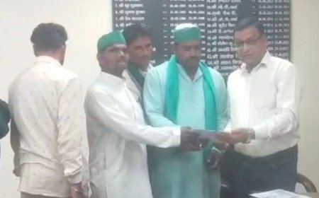 ललितपुर में किसानों ने SIR रद्द करने की मांग की:मुख्य चुनाव आयुक्त को हटाने और मतदान अधिकार बहाल करने की मांग