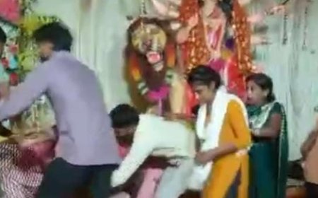 जागरण के दौरान विवाद, दुर्गा प्रतिमा का हाथ तोड़ा:अम्बेडकरनगर में लक्ष्मी-गणेश की मूर्तियां गिराईं, विरोध करने पर पूजा समिति के सदस्यों से मारपीट