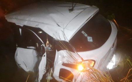 जालौन में बिजली के खंभे से टकराई कार:चालक को आई झपकी से हुआ हादसा, गाड़ी में सवार तीनों सुरक्षित