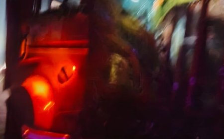 यमुना एक्सप्रेसवे पर खड़े ट्रक में कैंटर ने टक्कर मारी:ड्राइवर को नींद की झपकी आने से हुआ हादसा