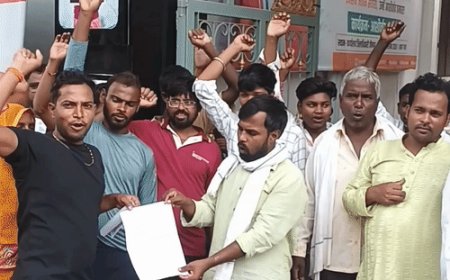 जौनपुर में ग्रामीणों का प्रदर्शन:आबादी से 50 मीटर दूर चल रहा फार्म, बदबू और बीमारियों का खतरा