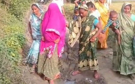 हरदोई में कीचड़ में 900 मीटर पैदल चली गर्भवती:गांव के बाहर खड़ी रही एंबुलेंस, परेशान ग्रामीण बोले- डीएम साहब, सलेमपुर की सड़क बनवा दीजिए