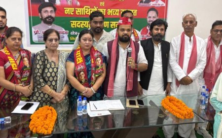 मेरठ में सेंट्रल मार्केट की 20 महिलाएं सपा में शामिल:भवन बचाने के लिए प्रदर्शन कर रही थीं, बोलीं-भाजपा को अपना समझना भूल थी