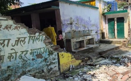 सरैया प्राथमिक विद्यालय की 20 फीट दीवार गिरी:उन्नाव में हादसे के वक्त बच्चे स्कूल में थे, बीएसए बोले- जांच होगी