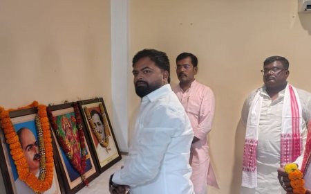 चंदौली भाजपा कार्यालय में महर्षि वाल्मीकि जयंती मनाई गई:पदाधिकारियों ने दीप जलाकर माल्यार्पण किया, सामाजिक समरसता पर जोर दिया