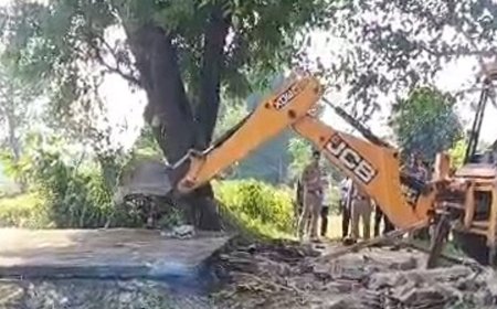 फर्रुखाबाद में आतिशबाजी की दुकान में धमाका:दीवार-लिंटर गिरे, आधा किलोमीटर दूर तक सुनाई दी आवाज, ईंटें दूर तक बिखरीं