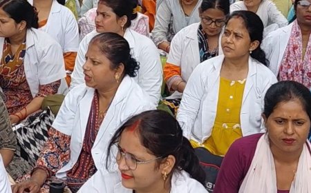 NHM संविदा कर्मचारियों की हड़ताल:CMO कार्यालय पर धरना, बोले- मांगें पूरी होने तक नहीं उठेंगे