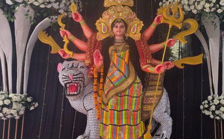 गोंडा में रबड़-पेंसिल से बनी मां दुर्गा की प्रतिमा:1 लाख रुपए आई लागत, 27 साल से चली आ रही परंपरा