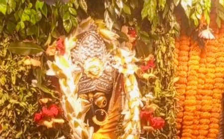 बलिया के देवी मंदिरों में भक्तों की भारी भीड़ लगी:शारदीय नवरात्र के आठवें दिन उमड़ा जनसैलाब, प्रबंधक बोले- दूर-दूर से आते हैं श्रद्धालु