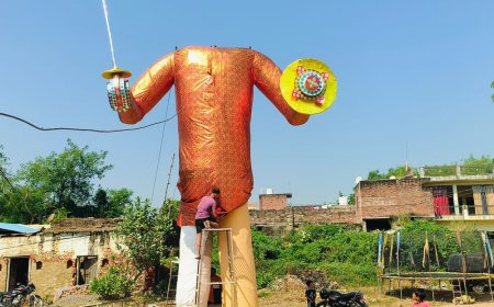 घाटमपुर में 40 फीट ऊंचा रावण का पुतला तैयार:सूरत से आता आंखों का कपड़ा, चेहरा है आकर्षण का केंद्र; 25 दिन बनाने में लगे