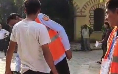 पीईटी की 5,861 अभ्यर्थियों ने परीक्षा छोड़ी:लखीमपुर के 25 केंद्रों पर 14,299 ने दी परीक्षा, डीएम ने किया निरीक्षण