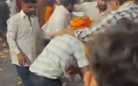 पूजा पंडाल में जमकर मारपीट:प्रयागराज मेें दो युवकों को जमीन पर गिराकर लात-घूंसे बरसाए, श्रद्धालुओं में अफरातफरी
