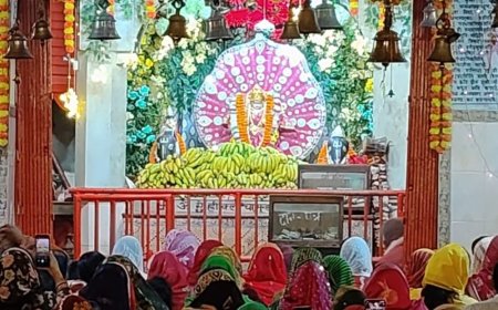महराजगंज के प्राचीन दुर्गा मंदिर में महाआरती:सैकड़ों श्रद्धालुओं ने टेका मत्था, सुख-समृद्धि की कामना