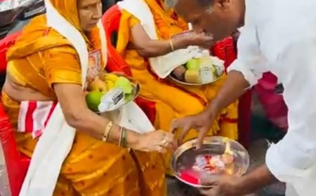 लखनऊ में बुजुर्ग महिलाओं का सम्मान:चरण धोकर भेंट की गई शॉल, 9 देवियों के स्वरूप में पूजन