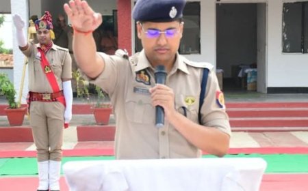 पुलिस लाइन में गांधी-शास्त्री जयंती समारोह:कुशीनगर में एसपी ने पुलिसकर्मियों को दिलाई सत्यनिष्ठा और राष्ट्रसेवा की शपथ