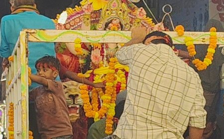 अमेठी में दुर्गा प्रतिमाओं का विसर्जन शुरू:नम आंखों से मां दुर्गा को विदाई, थौरी आमघाट और रामघाट पर 500 से ज्यादा प्रतिमाएं विसर्जित