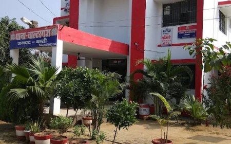 बहू के कमरे में बेड के नीचे छिपा मिला युवक:बस्ती में पकड़ने की कोशिश पर परिवार को पीटा