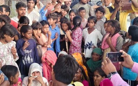 महिलाओं ने शराब के ठेके हटाने की मांग की:बदायूं के ओरछी चौराहे पर बच्चों के साथ पहुंचीं; पुलिस ने डेढ़ घंटे तक समझाया