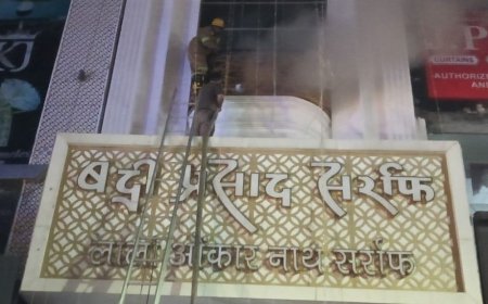 बद्री प्रसाद सर्राफा शोरूम में भीषण आग:10 दमकल गाड़ियों ने पाया काबू, तिजोरी में रखे जेवर सुरक्षित