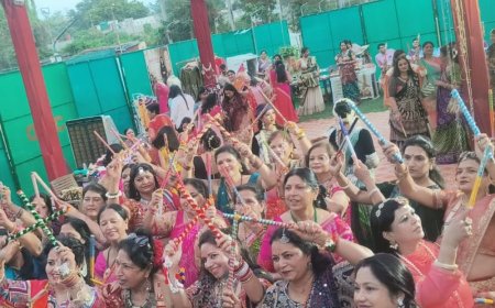 लखनऊ इनरव्हील क्लब ने भव्य डांडिया रास समारोह किया:औध जिमखाना लॉन्स में हुआ आयोजन, महिलाओं ने जमकर किया नृत्य