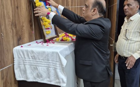कलेक्ट्रेट में गांधी-शास्त्री जयंती पर गूंजा ‘रघुपति राघव राजा राम’:डीएम ने दिलाया सत्य, अहिंसा और सादगी के आदर्शों पर चलने का संकल्प
