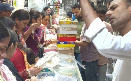 करवा चौथ पर शामली के बाजारों में महिलाओं की भीड़:करवे, चूड़ियों के साथ ब्यूटी पार्लर में फेशियल-मेहंदी की बढ़ी मांग