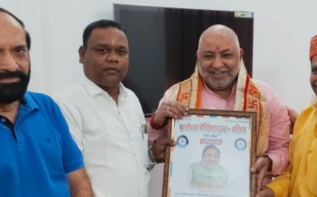 परिवहन मंत्री दयाशंकर सिंह सम्मानित:कामेश्वर चैरिटेबल ट्रस्ट ने स्मृति चिह्न और अंगवस्त्र भेंट किया
