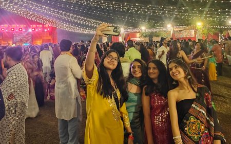 लखनऊ में नवरात्रि के साथ डांडिया-गरबा का रंग गहराया:रेगालिया ग्रीन्स में दूसरे दिन ड्रेस प्रतियोगिता हुई, युवाओं ने किया जमकर डांस